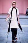 Desfile de By Malene Birger — Copenhagen Fashion Week SS17 (looks: vestido blanco, bufanda negra, bolso blanco)