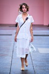 Desfile de By Malene Birger — Copenhagen Fashion Week SS17 (looks: blusa blanca, falda blanca)