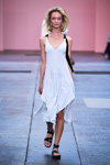 Desfile de By Malene Birger — Copenhagen Fashion Week SS17 (looks: vestido blanco)