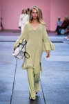 Desfile de By Malene Birger — Copenhagen Fashion Week SS17 (looks: vestido de color lima, pantalón de color lima)