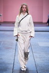 Desfile de By Malene Birger — Copenhagen Fashion Week SS17 (looks: americana blanca, pantalón blanco)