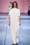 Desfile de By Malene Birger — Copenhagen Fashion Week SS17 (looks: vestido blanco)
