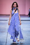 Показ By Malene Birger — Copenhagen Fashion Week SS17 (наряды и образы: полосатое сине-белое платье, полосатый сине-белый шарф)