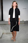 Показ Fonnesbech — Copenhagen Fashion Week SS17 (наряди й образи: чорний жіночий костюм (жакет, спідниця), біла блуза)