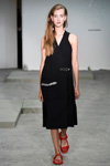 Показ Fonnesbech — Copenhagen Fashion Week SS17 (наряды и образы: чёрное платье с запахом без рукавов)