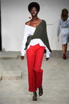 Показ Fonnesbech — Copenhagen Fashion Week SS17 (наряди й образи: біла блуза, червоні брюки)