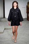 Pokaz Fonnesbech — Copenhagen Fashion Week SS17 (ubrania i obraz: garnitur damski (żakiet, szorty) czarny)