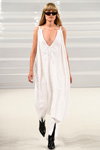 Показ Freya Dalsjø — Copenhagen Fashion Week SS17 (наряды и образы: белое платье, чёрные сапоги, солнцезащитные очки)