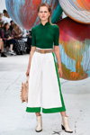 Показ Ganni — Copenhagen Fashion Week SS17 (наряди й образи: зелений джемпер, зелено-біла спідниця-штани)