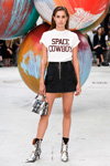 Pokaz Ganni — Copenhagen Fashion Week SS17 (ubrania i obraz: top z nadrukiem biały, spódnica mini z zamkiem błyskawicznym czarna, torebka czarno-biała, skarpetki czarne)