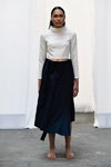Показ KADK's Bachelor Show — Copenhagen Fashion Week SS17 (наряды и образы: белый джемпер, синяя юбка)