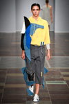 Desfile de Margrethe-Skolen — Copenhagen Fashion Week SS17 (looks: sudadera con capucha amarilla, pantalón gris)