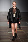 Показ Margrethe-Skolen — Copenhagen Fashion Week SS17 (наряды и образы: чёрная кожаная косуха, чёрный прозрачный джемпер, чёрная юбка мини)