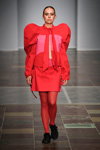 Pokaz Margrethe-Skolen — Copenhagen Fashion Week SS17 (ubrania i obraz: rajstopy czerwone, garnitur damski (żakiet, spódnica) czerwony, półbuty czarne)