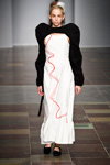 Pokaz Margrethe-Skolen — Copenhagen Fashion Week SS17 (ubrania i obraz: półbuty czarne, sukienka biała)