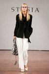 Показ Stasia&Lace By Stasia — Copenhagen Fashion Week SS17 (наряды и образы: чёрная блуза, белые брюки, белые туфли)