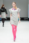 Pokaz ArtFuture — CPM FW16/17 (ubrania i obraz: rajstopy w kolorze fuksji, sukienka mini szara)