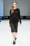 Pokaz DE FRONS — CPM FW16/17 (ubrania i obraz: pulower czarny, spódnica czarna, półbuty czarne)