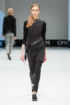 Pokaz DE FRONS — CPM FW16/17 (ubrania i obraz: sukienka czarna, spodnie czarne)