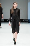 Pokaz DE FRONS — CPM FW16/17 (ubrania i obraz: sukienka czarna, półbuty czarne)