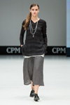 Pokaz DE FRONS — CPM FW16/17 (ubrania i obraz: pulower czarny, spódnica midi szara, półbuty czarne)