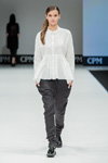 Показ Alexandra Pogoretskaya — CPM FW16/17 (наряды и образы: белая блуза, серые брюки, чёрные туфли)
