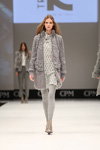 Modenschau von Selected — CPM FW16/17 (Looks: grauer Mantel mit Reißverschluss, graue Strumpfhose aus Strickware)