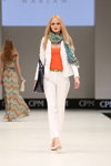 Modenschau von Selected — CPM FW16/17 (Looks: weißer Hosenanzug, weiße Pumps, orange Top, schwarze Handtasche, blonde Haare)
