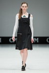 Pokaz TOOLAI — CPM FW16/17 (ubrania i obraz: sukienka czarna, pulower biały, , koński ogon (fryzura))