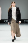 Pokaz TOOLAI — CPM FW16/17 (ubrania i obraz: kurtka czarna, spódnica w kolorze kawa z mlekiem)