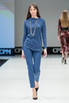 Pokaz VEMINA CITY — CPM FW16/17 (ubrania i obraz: pulower niebieski, spodnie niebieskie, półbuty czarne)