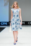 Modenschau von VEMINA CITY — CPM FW16/17 (Looks: Kleid mit Blumendruck, blaue Pumps)