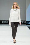 Modenschau von VEMINA CITY — CPM FW16/17 (Looks: weißer Pullover, weißer Clutch, schwarze Hose, schwarze Pumps)