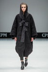Показ XD XENIA DESIGN — CPM FW16/17 (наряды и образы: чёрное пальто с капюшоном)