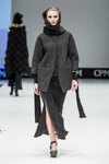 Показ XD XENIA DESIGN — CPM FW16/17 (наряды и образы: чёрное пальто с капюшоном, чёрная юбка с разрезом, чёрные туфли)