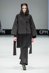 Modenschau von XD XENIA DESIGN — CPM FW16/17 (Looks: schwarzer Mantel mit Kapuze, schwarze Hose, schwarze Pumps)