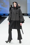 Показ XD XENIA DESIGN — CPM FW16/17 (наряды и образы: чёрное пальто с капюшоном, чёрные брюки, чёрные туфли)