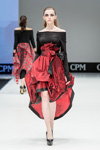 Pokaz XD XENIA DESIGN — CPM FW16/17 (ubrania i obraz: suknia koktajlowa czerwono-czarna, półbuty czarne)