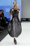 Pokaz XD XENIA DESIGN — CPM FW16/17 (ubrania i obraz: sukienka czarna, półbuty czarne)