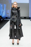 Pokaz XD XENIA DESIGN — CPM FW16/17 (ubrania i obraz: spodnie czarne rozkloszowane, kurtka czarna, półbuty czarne)