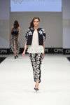 Modenschau von Alleira — CPM SS17 (Looks: schwarzer Blazer mit Blumendruck, schwarze Hose mit Blumendruck, weißes Top)