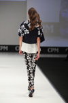 Modenschau von Alleira — CPM SS17 (Looks: schwarze Hose mit Blumendruck, schwarzer Blazer mit Blumendruck, weißes Top, schwarze Pumps)