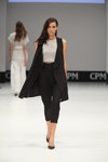 Desfile de Ardistia New York — CPM SS17 (looks: top blanco, vestido chaleco negro, pantalón negro, zapatos de tacón negros)