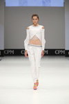 Показ ArtFuture — выставка CPM SS17 (наряды и образы: белая блуза, белые брюки)