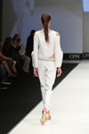 Pokaz ArtFuture — CPM SS17 (ubrania i obraz: bluzka biała, spodnie białe)