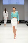 Pokaz ArtFuture — CPM SS17 (ubrania i obraz: spódnica biała, żakiet turkusowy, krótki top turkusowy)