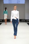 Desfile de ArtFuture — CPM SS17 (looks: americana blanca, pantalón azul)