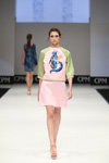 Pokaz ArtFuture — CPM SS17 (ubrania i obraz: spódnica różowa, sandały wielokolorowe)