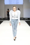 Pokaz ArtFuture — CPM SS17 (ubrania i obraz: spodnie błękitne, żakiet biały, półbuty czarne)