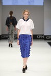 Desfile de ArtFuture — CPM SS17 (looks: top blanco, falda azul)